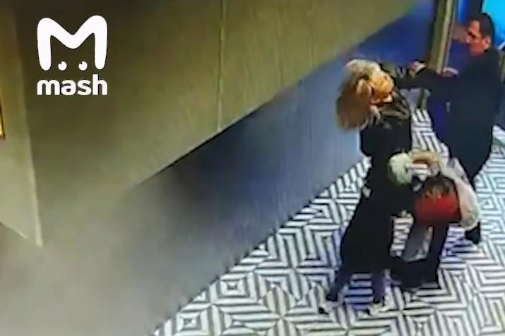 В Подольске в магазине неизвестный избил маму на глазах у ее сына - Фото 1