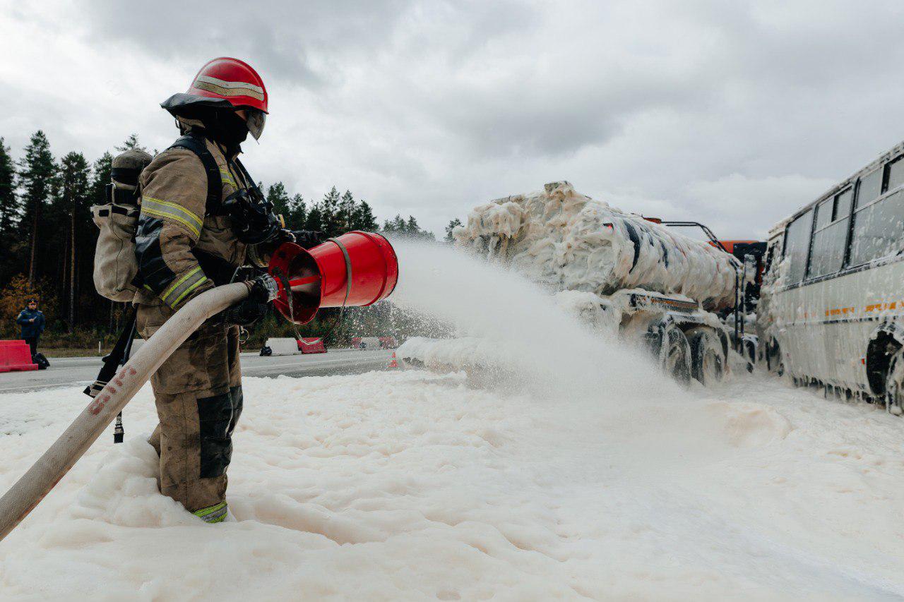 «Бензовоз столкнулся с автобусом с детьми»: на Тюменском тракте прошли спецучения по ликвидации ЧС на автодорогах - Фото 1