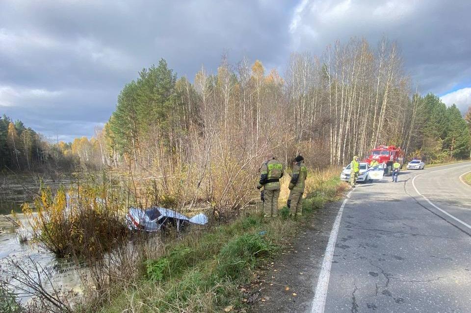 В Свердловской области водитель ВАЗа улетел в водоем. Один человек погиб - Фото 1