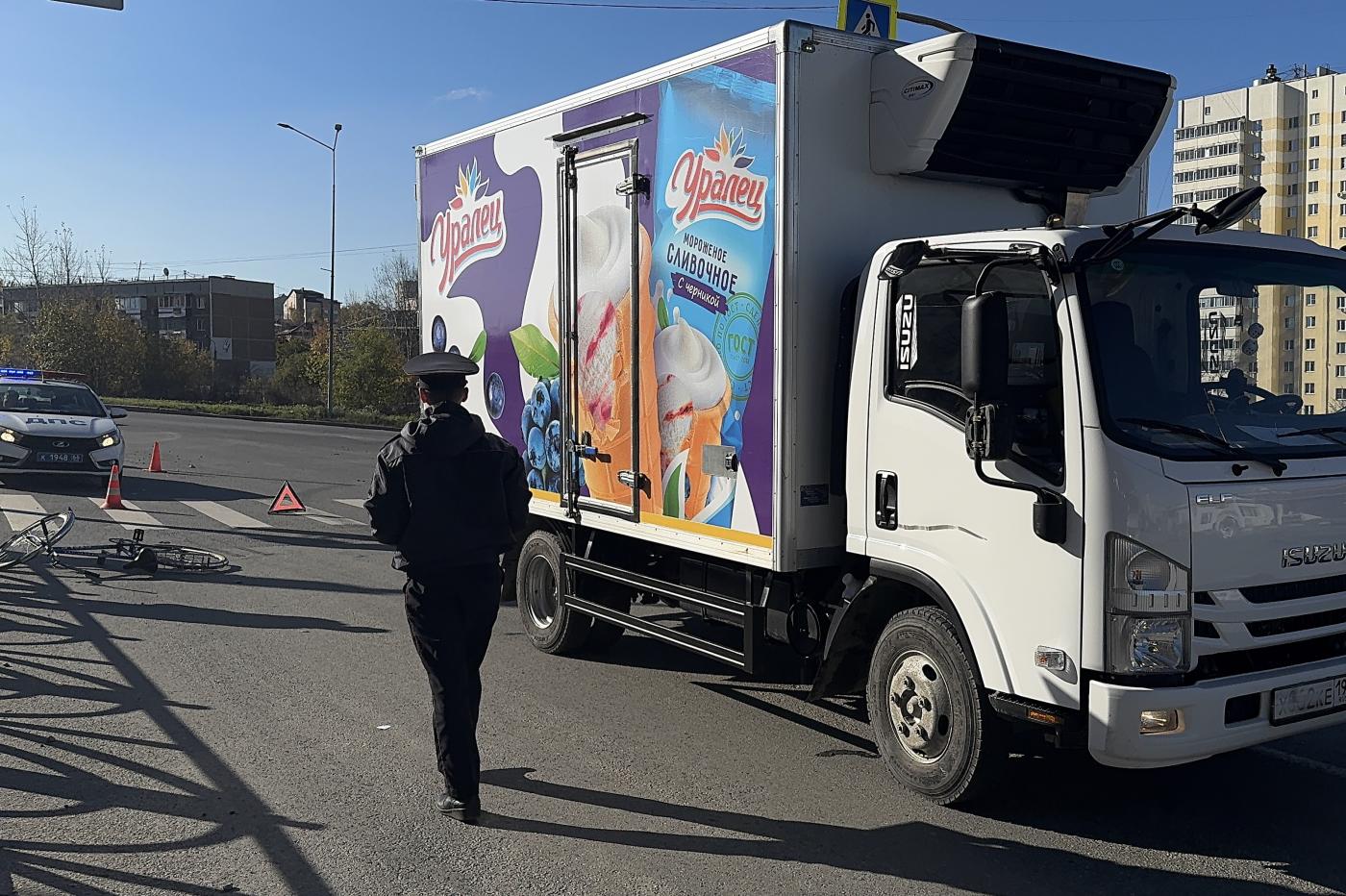 В Первоуральске водитель мини-грузовика сбил на «зебре» велосипедиста - Фото 1