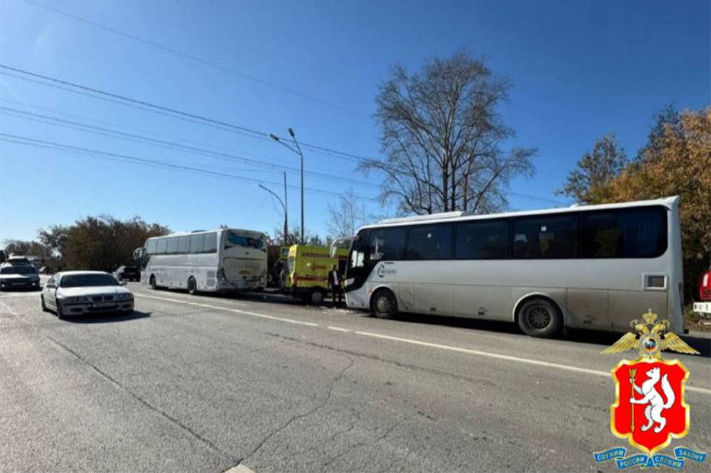 Медики осматривают 14 человек: в Екатеринбурге столкнулись два междугородних автобуса.  - Фото 1