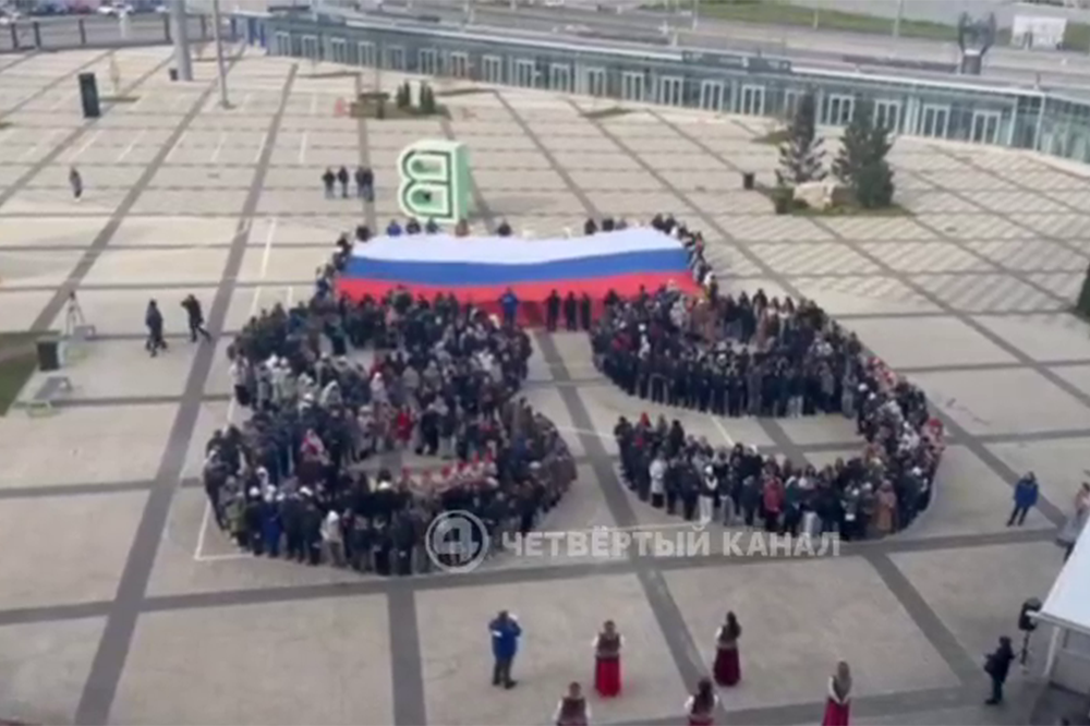 Выстроились в форме числа 89: в Екатеринбурге отметили присоединение ЛДНР, Херсона и Запорожья к РФ - Фото 1