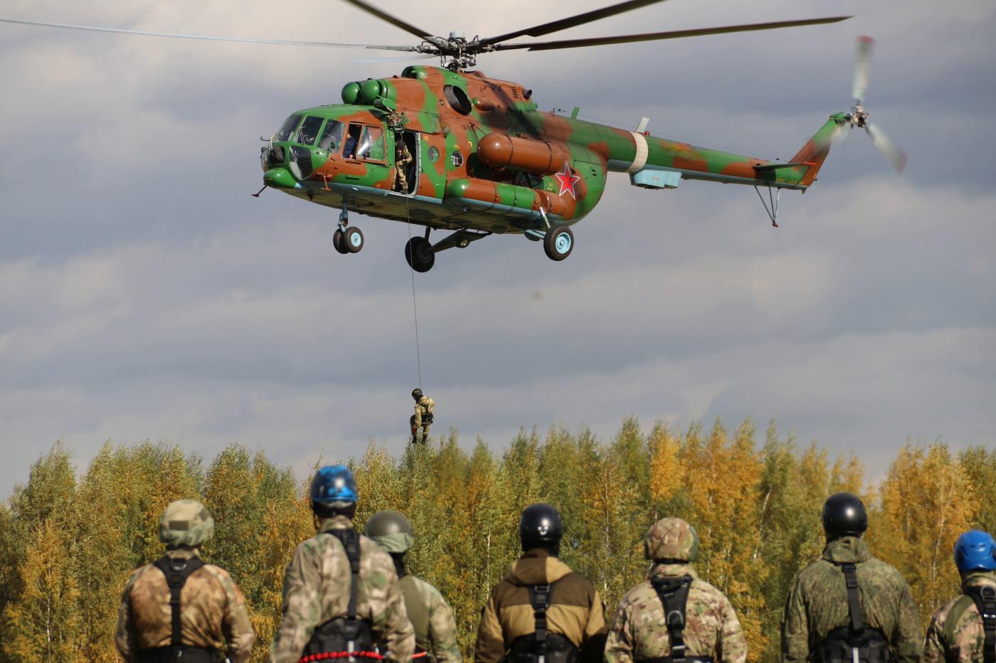 ОМОН и СБОРБ отработали навыки десантирования с вертолета Ми-8 без парашютов - Фото 1