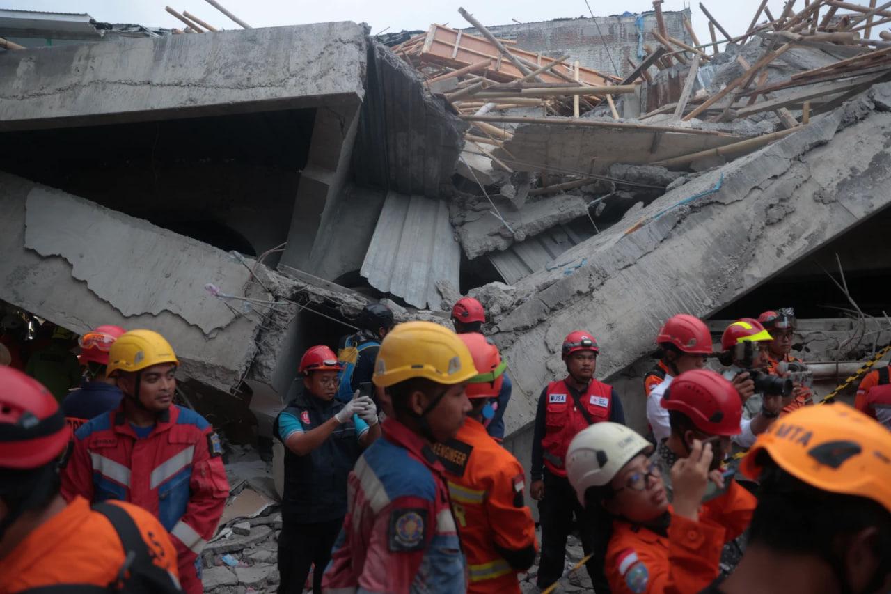 91 ребенок оказался под завалами в результате обрушения школы в Индонезии - Фото 1