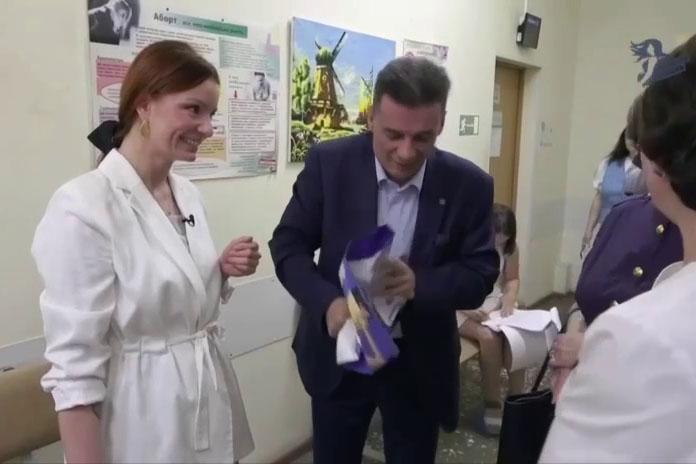 Чиновник свердловского минздрава в женской консультации сорвал и растоптал плакат про контрацепцию - Фото 1