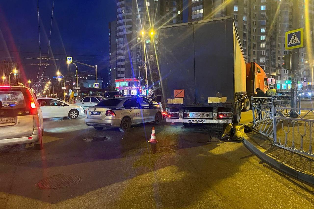 В Екатеринбурге водитель грузовика не вписался в поворот и насмерть сбил пешехода - Фото 1
