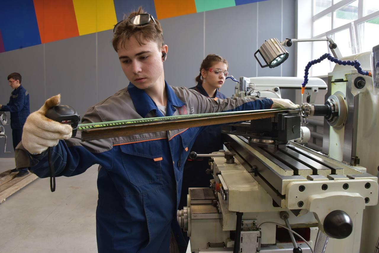 Денис Паслер: 65% студентов техникумов Свердловской области учатся бесплатно - Фото 1