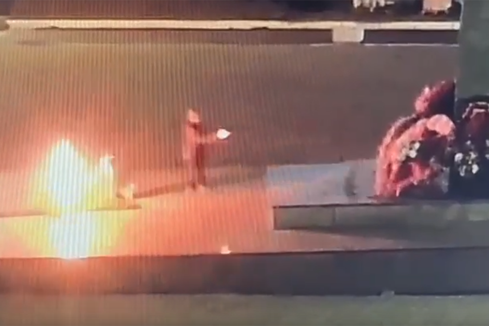 Подростки подожгли траурные венки на вечном огне в Кировграде - Фото 1