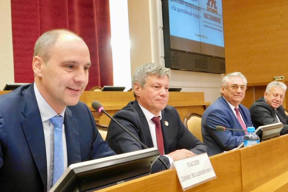  Денис Паслер обсудил с профсоюзными лидерами региона повышение зарплат свердловчан - Фото 1