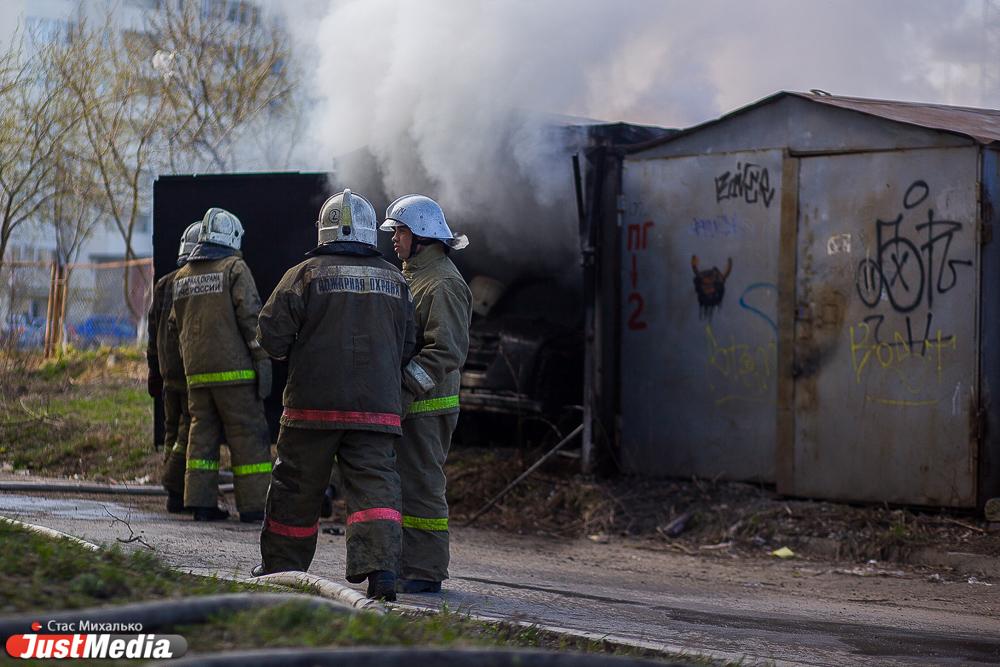 В Нижней Туре мужчина пытался сжечь четырех людей в гаражном боксе - Фото 1