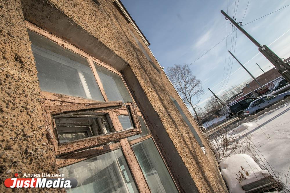 В Екатеринбурге рядом с «самым депрессивным домом города» снесут хозобъект  - Фото 1