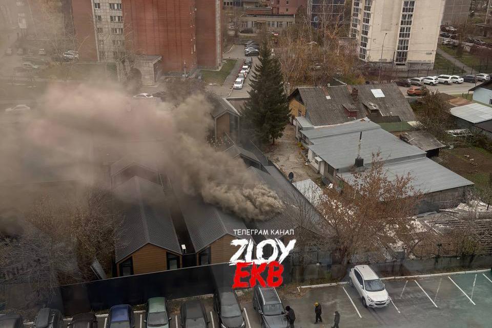 В Екатеринбурге на Маяковского горит баня - Фото 1