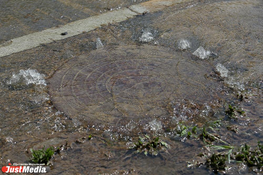 В Светлом из-за аварии один из дворов залило холодной водой - Фото 1