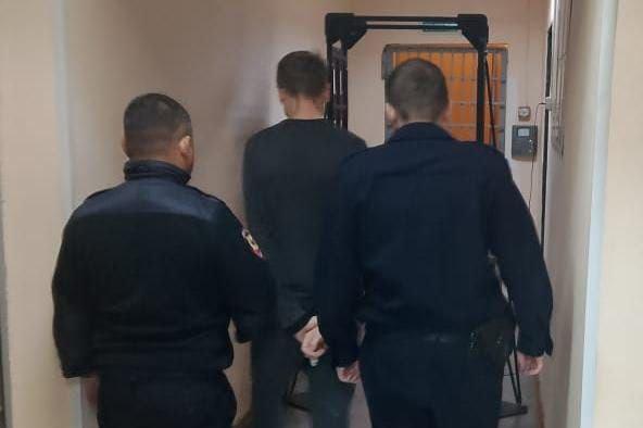 «Сиганул в окно босиком». В полиции рассказали подробности задержания педофила-насильника в Алапаевске - Фото 1