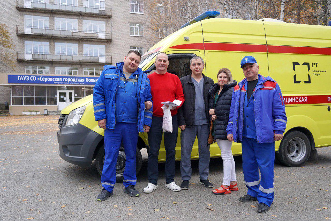 В Серове врачи спасли предпринимателя, которого прижал к стене гаража пятитонный автобус - Фото 1