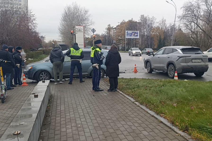 В Екатеринбурге Jetour и Mitsubishi не поделили дорогу. Пострадали дети и оба водителя - Фото 1