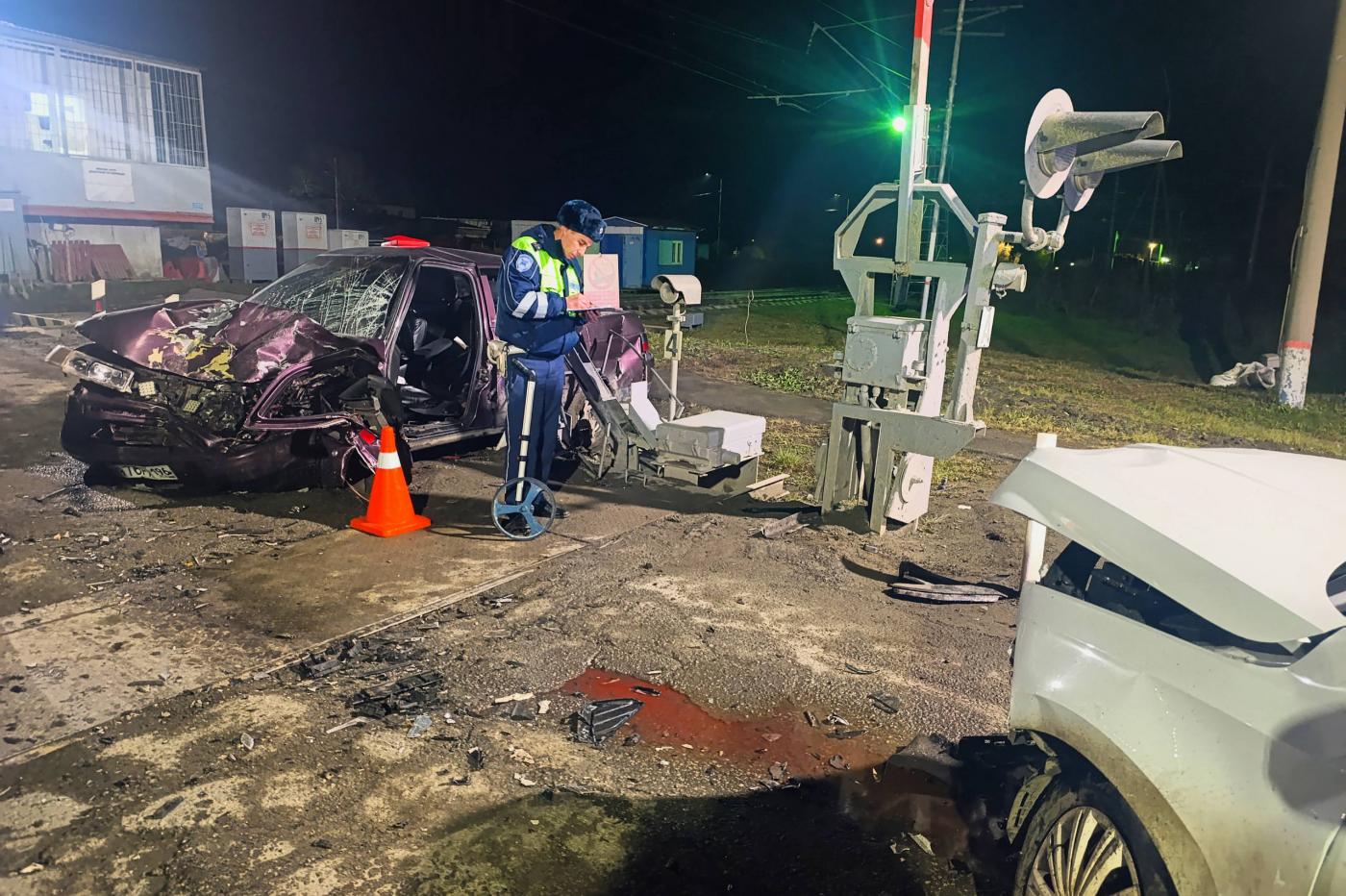 В Екатеринбурге на ж/д переезде 16-летний студент на «ВАЗ» влетел во встречную иномарку - Фото 1