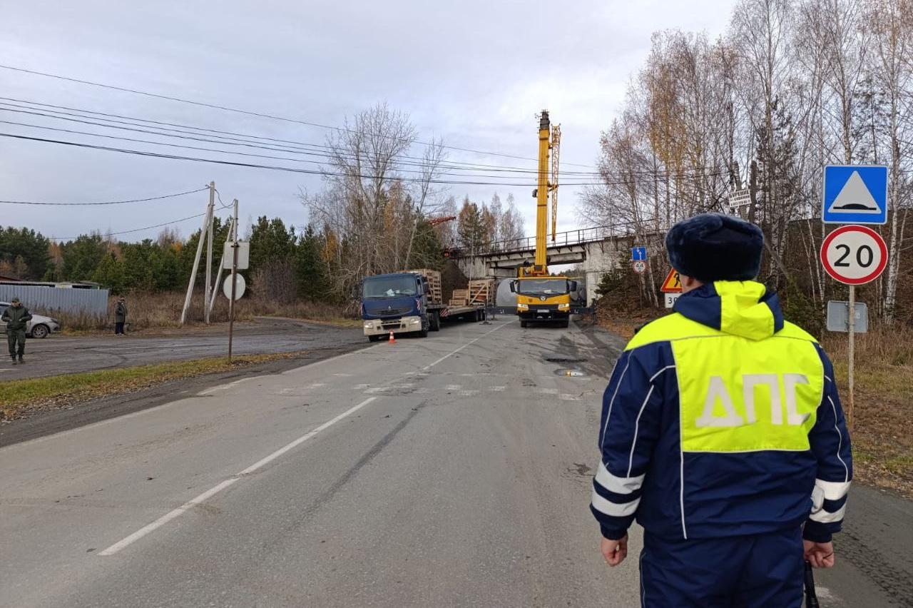 В Ревде водитель грузовика опрокинул цистерну, проезжая под мостом - Фото 1
