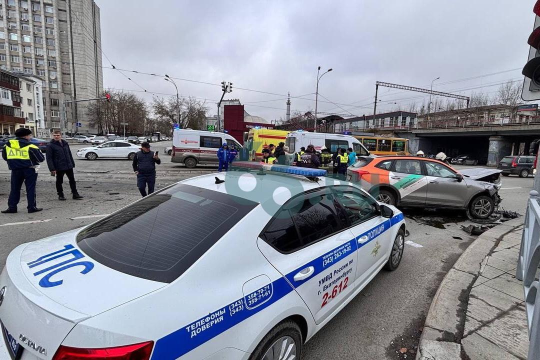 Пьяный водитель каршеринга спровоцировал массовое ДТП, уходя от полицейской погони в центре Екатеринбурга - Фото 1