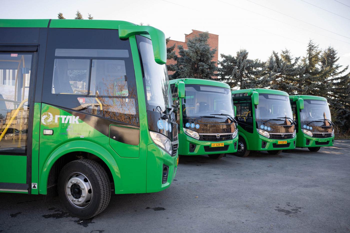 На улицы Екатеринбурга выехали 14 новых автобусов - Фото 1
