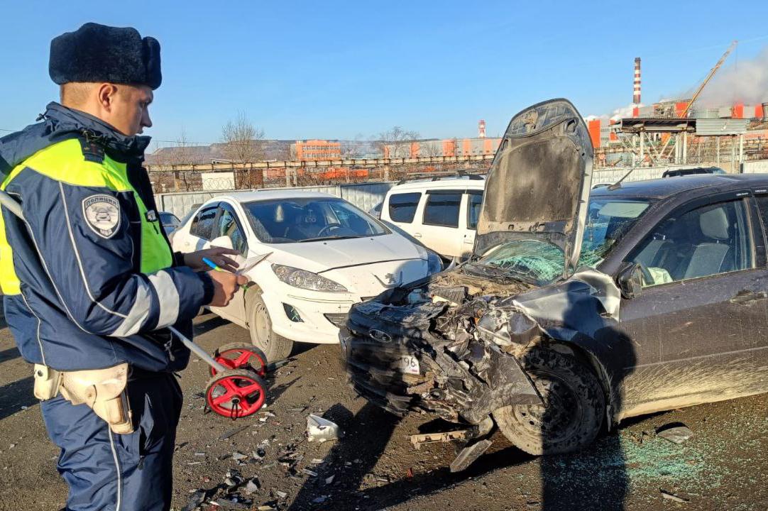 В Ревде водитель «Лады» устроил массовое ДТП, где пострадали два человека - Фото 1