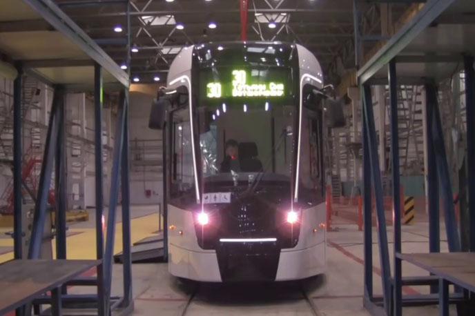 Рейв в салоне. На улицы Екатеринбурга выехал новый трамвай от «Уралтрансмаша» с подсветкой - Фото 1