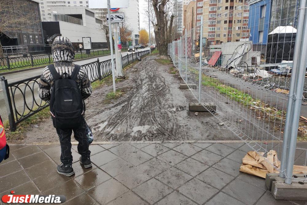 Жители ВИЗа пожаловались, что они вынуждены ходить по грязи в районе строящегося ДЦ на Мельникова - Фото 1