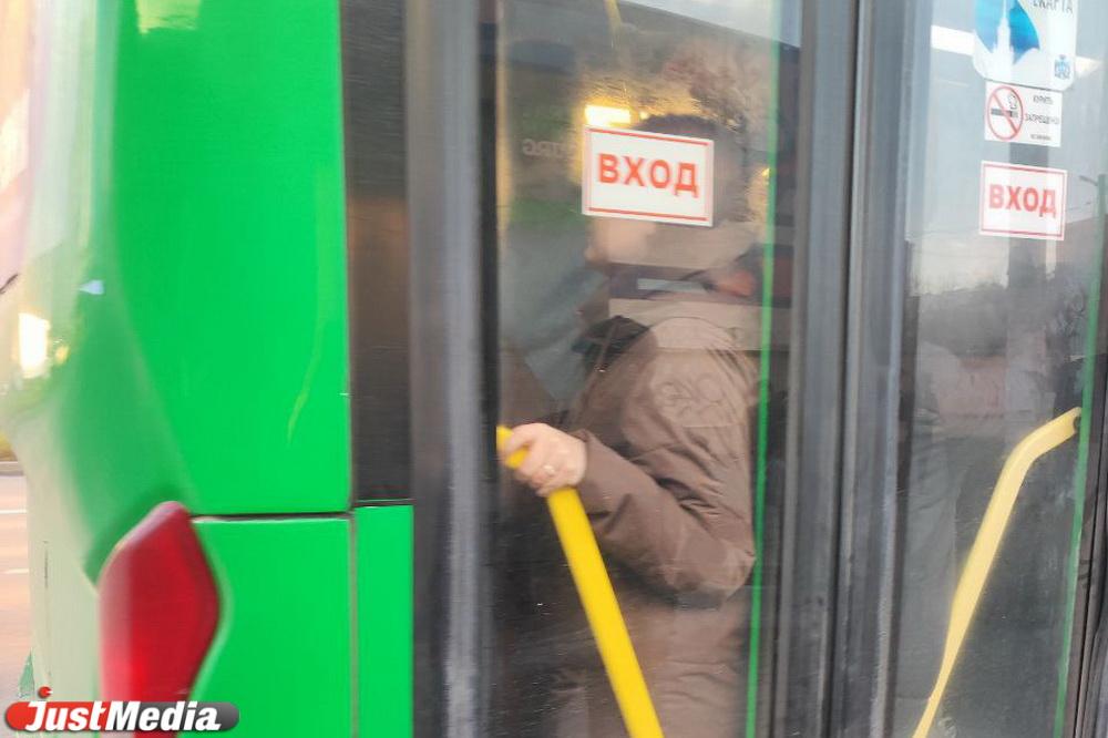 «Сесть почти невозможно». Жители ВИЗа пожаловались на переполненные автобусы маршрута №83 - Фото 1