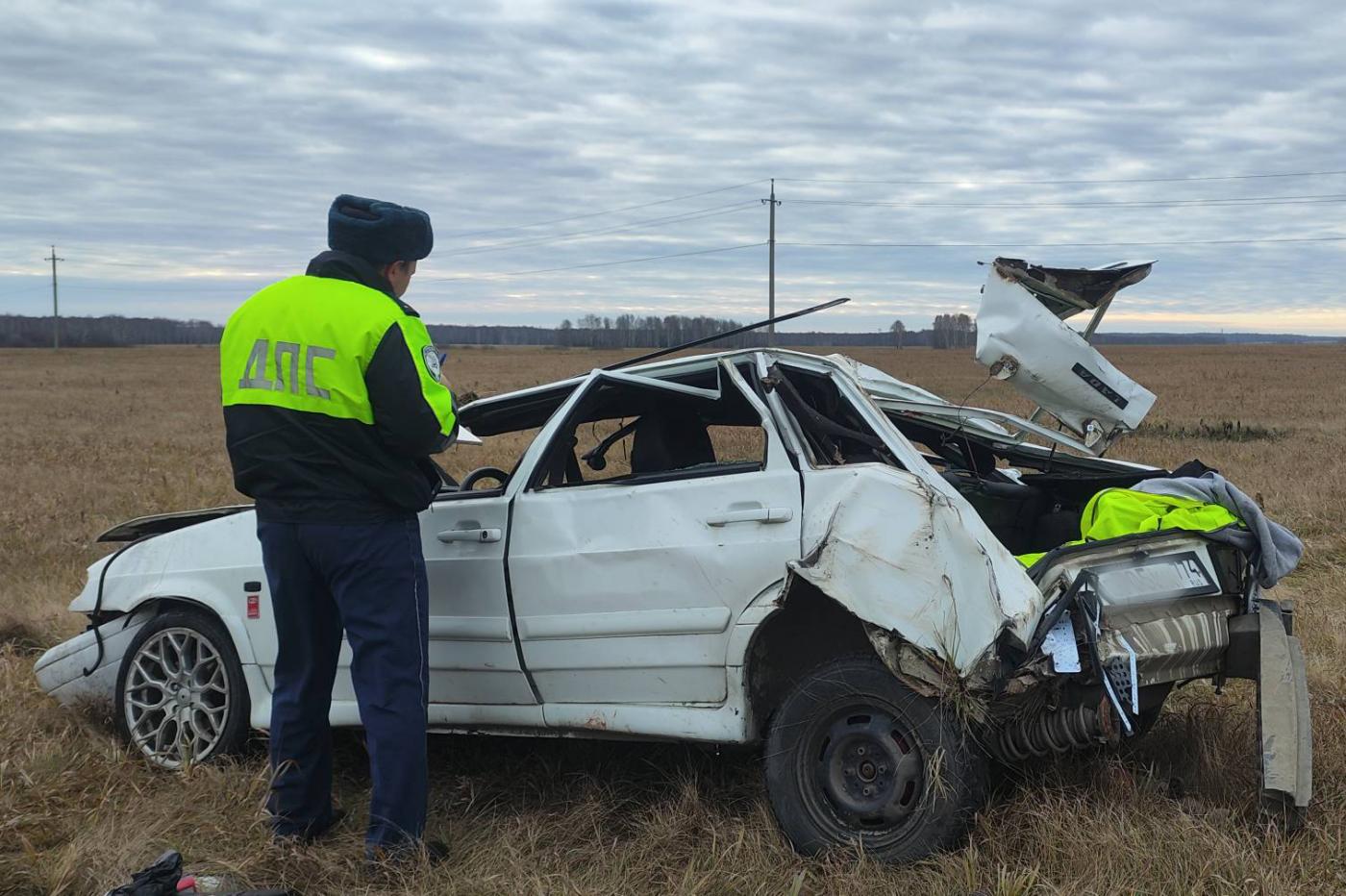 В Свердловской области пьяный водитель ВАЗа устроил ДТП, где пострадали две девушки, и сбежал - Фото 1