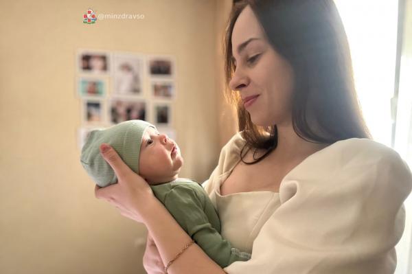 В Екатеринбурге врачи спасли новорождённого малыша с тяжёлым течением болезни лёгких - Фото 1