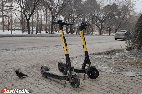 Водитель седана сбил самокатчика в Екатеринбурге и скрылся с места ДТП - Фото 1