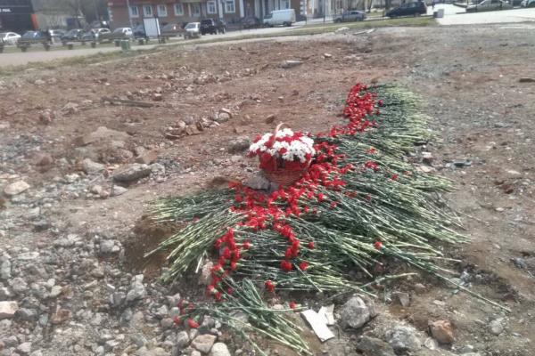 Ревдинские коммунисты возложили цветы на место снесенного памятника Ленину - Фото 1