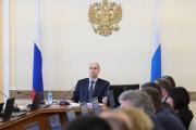 Денис Паслер поручил решать проблемы с техникой и кадрами в сельском хозяйстве