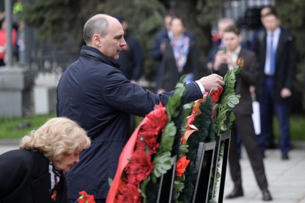 Артем Жога, Денис Паслер и Алексей Орлов возложили цветы к памятнику Жукова - Фото 1