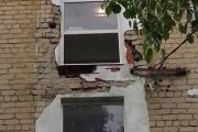 В подъезде многоэтажки в Екатеринбурге обрушилась стена