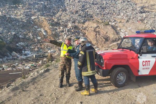 Спасатели потушили пожар на мусорном полигоне под Екатеринбургом - Фото 1