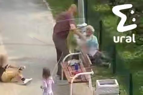 В Академе мужчина впечатал в забор пожилую женщину и ее внучку на детской площадке - Фото 1