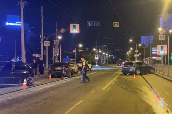 Пьяный водитель Infiniti без прав устроил массовое ДТП на Уктусе - Фото 1