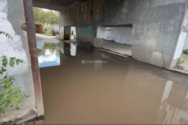 Во дворе рядом с Шарташским рынком Екатеринбурга образовалась зловонная лужа - Фото 1
