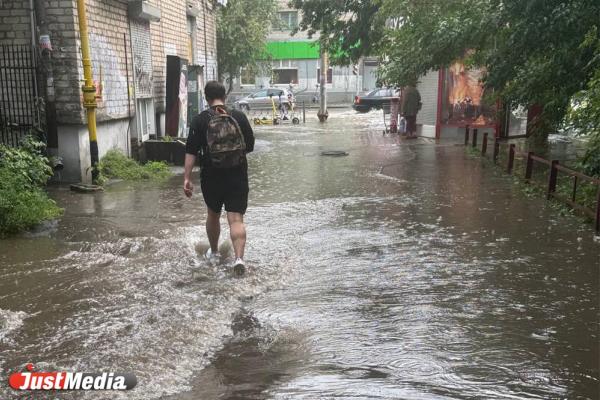 Участок в центре Екатеринбурга затопило из-за ливня - Фото 1