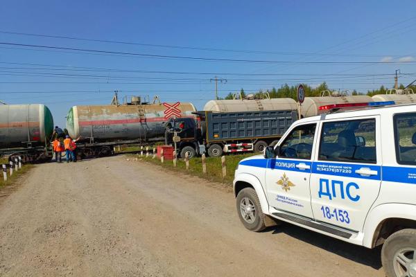 Водитель грузовика без прав устроил ДТП с поездом в Богдановиче - Фото 1