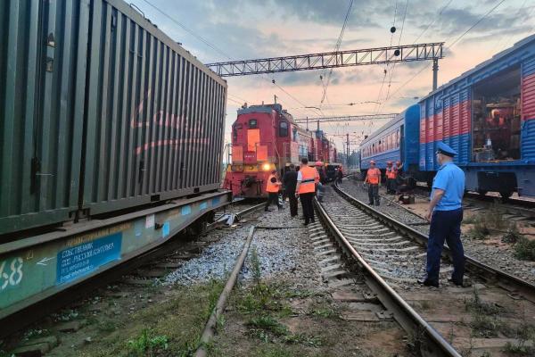 На Сортировке сошли с рельсов семь вагонов товарного поезда - Фото 1