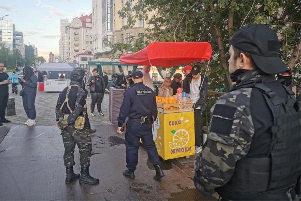 В Екатеринбурге впервые конфисковали тележки уличных торговцев - Фото 1
