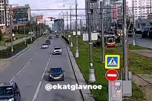 В Екатеринбурге автоледи на «Матизе» врезалась в трамвай - Фото 1