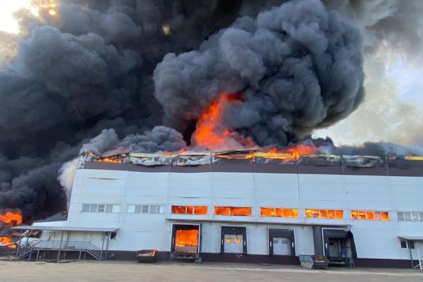 В Подмосковье тушат сильный пожар на складе с пластиковой продукцией - Фото 1