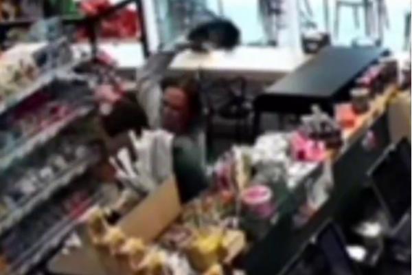 В магазине на Уралмаше покупательница избила мужчину и порвала ему футболку - Фото 1