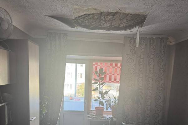 В Серове в квартире двухэтажного дома частично обрушился потолок - Фото 1
