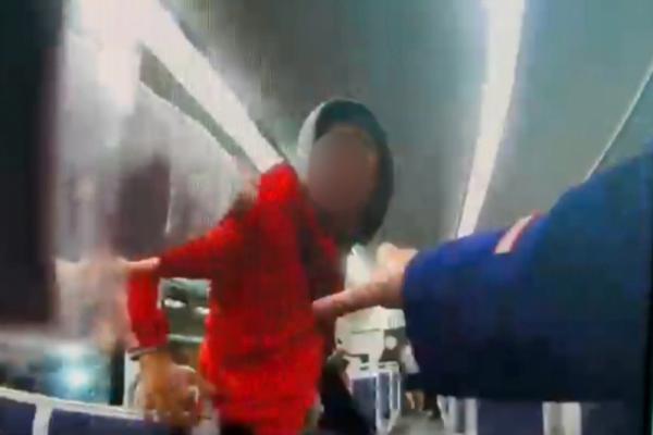 «Распылили газ и ударили охранника». Полицейские разыскивают подростков, устроивших потасавку в электричке «Керамик – Шаля» - Фото 1