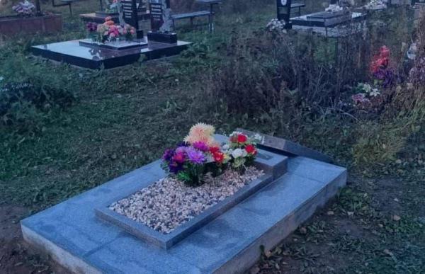 Вандалы разгромили Никольское кладбище в Реже - Фото 1