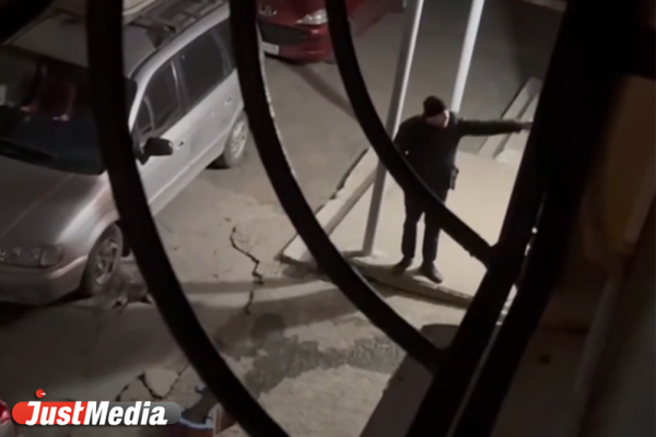 Ломился в двери и разговаривал с машиной. Неадекват ночью терроризировал жителей дома в Екатеринбурге - Фото 1